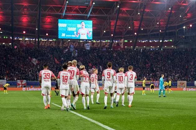 13.12.2023, Fußball, Männer, Champions League, Gruppenphase, 2023 2024, Gruppe G, Spieltag 6, RB Leipzig - BSC Young Boys Bern Mannschaft, RB Leipzig, Torjubel, mit Videowall, Sesko Leipzig Red Bull Arena Sachsen Deutschland