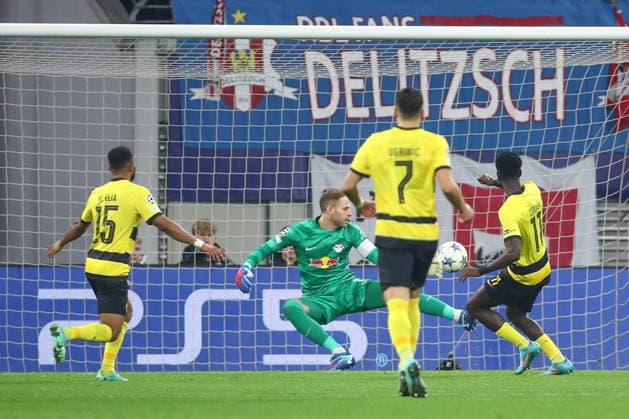 13.12.2023, xtgx, Fussball UEFA Champions League, RB Leipzig - Young Boys Bern emspor, v.l. Ebrima Colley (Bern, 11) schiesst Tor, schießt, Torschuetze, erzielt Tor, Treffer, scores the goal 1:1 (DFL DFB REGULATIONS PROHIBIT ANY USE OF PHOTOGRAPHS as IMAGE SEQUENCES and or QUASI-VIDEO) Leipzig