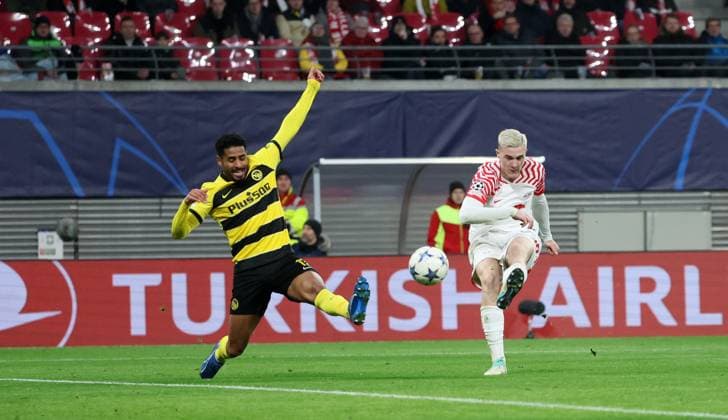 RB Leipzig - Young Boys Bern Champions League Leipzig, 13.12.2023, Red Bull Arena, Champions League, Gruppe G, Spieltag 6 , RB LEIPZIG vs. YOUNG BOYS BERN , Tor für Leipzig zum 1:0. Im Bild v.l.: Saidy Janko ( 17, Bern) und Torschütze Benjamin Sesko (30, RB Leipzig) ,