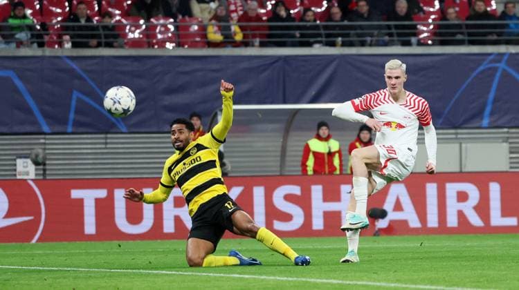 Sport Bilder des Tages RB Leipzig - Young Boys Bern Champions League Leipzig, 13.12.2023, Red Bull Arena, Champions League, Gruppe G, Spieltag 6 , RB LEIPZIG vs. YOUNG BOYS BERN , Tor für Leipzig zum 1:0. Im Bild v.l.: Saidy Janko ( 17, Bern) und Torschütze Benjamin Sesko (30, RB Leipzig) ,