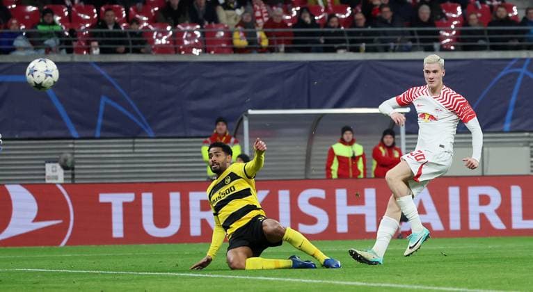 RB Leipzig - Young Boys Bern Champions League Leipzig, 13.12.2023, Red Bull Arena, Champions League, Gruppe G, Spieltag 6 , RB LEIPZIG vs. YOUNG BOYS BERN , Tor für Leipzig zum 1:0. Im Bild v.l.: Saidy Janko ( 17, Bern) und Torschütze Benjamin Sesko (30, RB Leipzig) ,