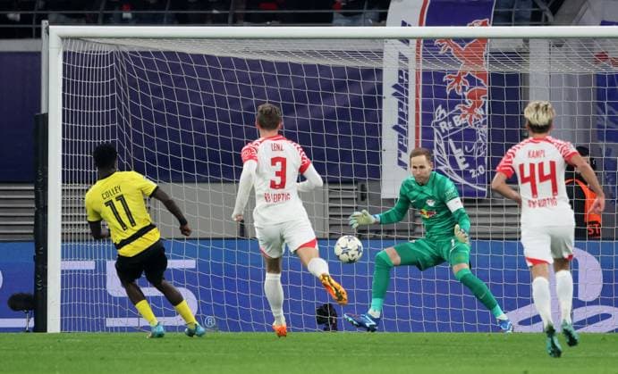 RB Leipzig - Young Boys Bern Champions League Leipzig, 13.12.2023, Red Bull Arena, Champions League, Gruppe G, Spieltag 6 , RB LEIPZIG vs. YOUNG BOYS BERN , Tor für Bern zum zwischenzeitlichen 1:1 Ausgleich. Im Bild v.l.:Torschütze Ebrima Colley ( 11, Bern), Christopher Lenz (3, RB Leipzig) und Torwart Peter Gulacsi (1, RB Leipzig) ,