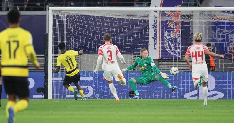 RB Leipzig - Young Boys Bern Champions League Leipzig, 13.12.2023, Red Bull Arena, Champions League, Gruppe G, Spieltag 6 , RB LEIPZIG vs. YOUNG BOYS BERN , Tor für Bern zum zwischenzeitlichen 1:1 Ausgleich. Im Bild v.l.:Torschütze Ebrima Colley ( 11, Bern), Christopher Lenz (3, RB Leipzig) und Torwart Peter Gulacsi (1, RB Leipzig)2 ,