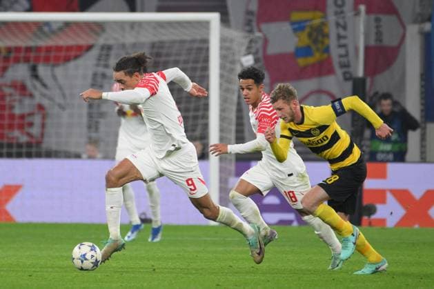 Yussuf Poulsen (RB Leipzig) li. und Fabian Lustenberger (BSC Young Boys) re. RB Leipzig vs. BSC Young Boys, Fussball, Champions League, Vorrunde, 6. Spieltag, Saison 2023 2024, 13.12.2023 DFB DFL REGULATIONS PROHIBIT ANY USE OF PHOTOGRAPHS AS IMAGE SEQUENCES AND OR QUASI-VIDEO RB Leipzig vs. BSC Young Boys, Fussball, Champions League, Vorrunde, 6. Spieltag, Saison 2023 2024, 13.12.2023 Leipzig Copyright: xEibner-Pressefoto BertxHarzerx EP_BHR