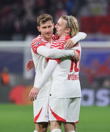 RB Leipzig - Young Boys Bern Champions League Leipzig, 13.12.2023, Red Bull Arena, Champions League, Gruppe G, Spieltag 6 , RB LEIPZIG vs. YOUNG BOYS BERN , Tor für Leipzig zum 2:1. Im Bild: Christopher Lenz (3, RB Leipzig) und Torschütze Emil Forsberg (10, RB Leipzig), Torjubel ,