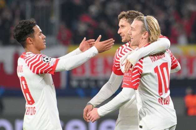 Emil Forsberg (RB Leipzig) re., erzielt das 2:1, Fabio Carvalho (RB Leipzig) li. und Christopher Lenz (RB Leipzig) Mitte, gratulieren. RB Leipzig vs. BSC Young Boys, Fussball, Champions League, Vorrunde, 6. Spieltag, Saison 2023 2024, 13.12.2023 DFB DFL REGULATIONS PROHIBIT ANY USE OF PHOTOGRAPHS AS IMAGE SEQUENCES AND OR QUASI-VIDEO RB Leipzig vs. BSC Young Boys, Fussball, Champions League, Vorrunde, 6. Spieltag, Saison 2023 2024, 13.12.2023 Leipzig Copyright: xEibner-Pressefoto BertxHarzerx EP_BHR