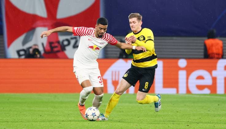 RB Leipzig - Young Boys Bern Champions League Leipzig, 13.12.2023, Red Bull Arena, Fussball , UEFA Champions League, Gruppe G , 6. Spieltag, RB Leipzig vs. Young Boys Bern , Im Bild von links: Benjamin Henrichs (39, RB Leipzig), Lukasz Lakomy ( 8, Bern). , Foto nur zur redaktionellen Nutzung bestimmt! . , UEFA regulations prohibit any use of photographs as image sequences and or quasi-video ,