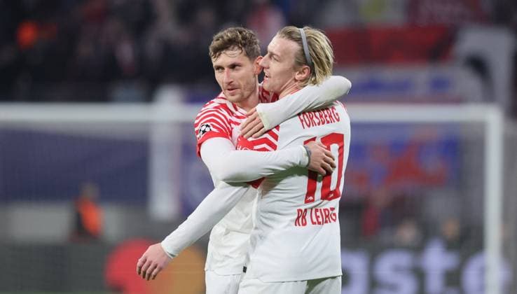 RB Leipzig - Young Boys Bern Champions League Leipzig, 13.12.2023, Red Bull Arena, Champions League, Gruppe G, Spieltag 6 , RB LEIPZIG vs. YOUNG BOYS BERN , Tor für Leipzig zum 2:1. Im Bild: Christopher Lenz (3, RB Leipzig) und Torschütze Emil Forsberg (10, RB Leipzig), Torjubel ,