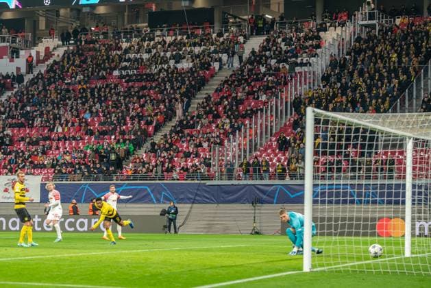 Leipzig, Deutschland 13. Dezember 2023: Champions League - 2023 2024 - RB Leipzig vs. Young Boys Bern Im Bild: Emil Forsberg (Leipzig) 2 v.li. macht das Tor zum 2:1 Copyright: xFotostandx xNachtigallx