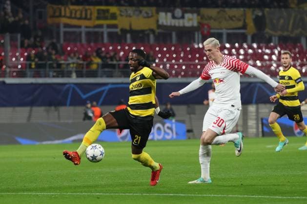 13.12.2023, xtgx, Fussball UEFA Champions League, RB Leipzig - Young Boys Bern emspor, v.l. Ulisses Garcia (Bern, 21), Benjamin Sesko (Leipzig, 30) Zweikampf, Duell, Kampf, tackle (DFL DFB REGULATIONS PROHIBIT ANY USE OF PHOTOGRAPHS as IMAGE SEQUENCES and or QUASI-VIDEO) Leipzig