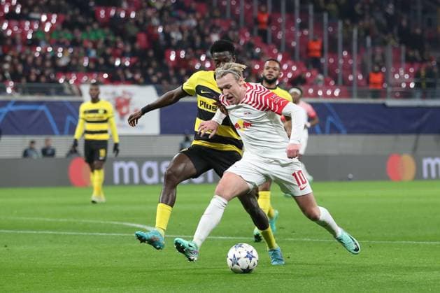 13.12.2023, xtgx, Fussball UEFA Champions League, RB Leipzig - Young Boys Bern emspor, v.l. Ebrima Colley (Bern, 11), Emil Forsberg (Leipzig, 10) Zweikampf, Duell, Kampf, tackle (DFL DFB REGULATIONS PROHIBIT ANY USE OF PHOTOGRAPHS as IMAGE SEQUENCES and or QUASI-VIDEO) Leipzig