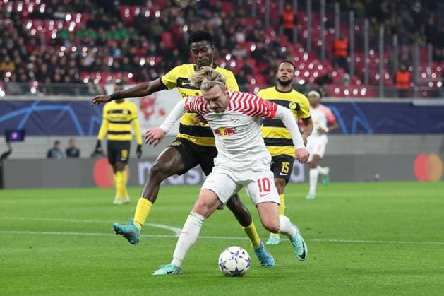 13.12.2023, xtgx, Fussball UEFA Champions League, RB Leipzig - Young Boys Bern emspor, v.l. Ebrima Colley (Bern, 11), Emil Forsberg (Leipzig, 10) Zweikampf, Duell, Kampf, tackle (DFL DFB REGULATIONS PROHIBIT ANY USE OF PHOTOGRAPHS as IMAGE SEQUENCES and or QUASI-VIDEO) Leipzig