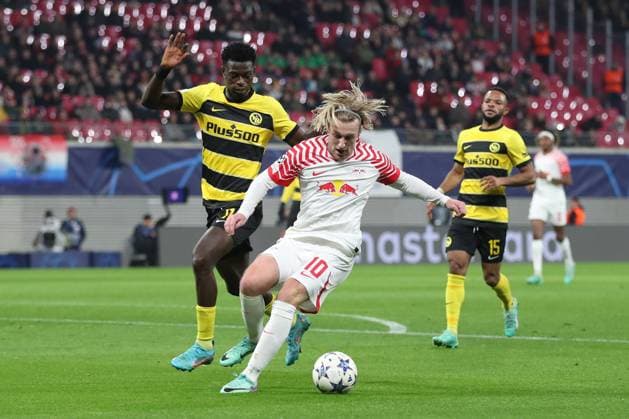 13.12.2023, xtgx, Fussball UEFA Champions League, RB Leipzig - Young Boys Bern emspor, v.l. Ebrima Colley (Bern, 11), Emil Forsberg (Leipzig, 10) Zweikampf, Duell, Kampf, tackle (DFL DFB REGULATIONS PROHIBIT ANY USE OF PHOTOGRAPHS as IMAGE SEQUENCES and or QUASI-VIDEO) Leipzig