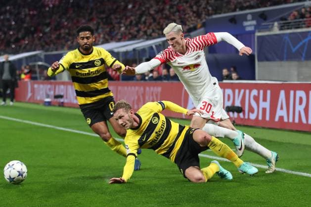 13.12.2023, xtgx, Fussball UEFA Champions League, RB Leipzig - Young Boys Bern emspor, v.l. Fabian Lustenberger (Bern, 28), Benjamin Sesko (Leipzig, 30) Zweikampf, Duell, Kampf, tackle (DFL DFB REGULATIONS PROHIBIT ANY USE OF PHOTOGRAPHS as IMAGE SEQUENCES and or QUASI-VIDEO) Leipzig