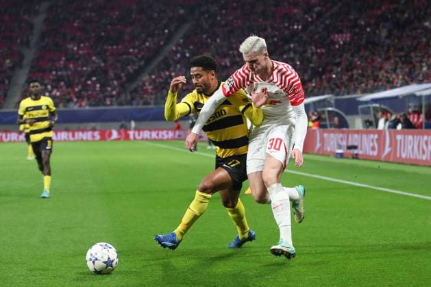 13.12.2023, xtgx, Fussball UEFA Champions League, RB Leipzig - Young Boys Bern emspor, v.l. Saidy Janko (Bern, 17), Benjamin Sesko (Leipzig, 30) Zweikampf, Duell, Kampf, tackle (DFL DFB REGULATIONS PROHIBIT ANY USE OF PHOTOGRAPHS as IMAGE SEQUENCES and or QUASI-VIDEO) Leipzig