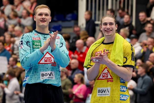 Germany, Essen, 13.12.2023, Am Hallo, TuSEM Essen vs Rhein-Neckar Loewen - DHB Pokal, Torhueter David Spaeth (Rhein-Neckar Loewen) und Juri Knorr (Rhein-Neckar Loewen) clap hands Essen Am Hallo Germany