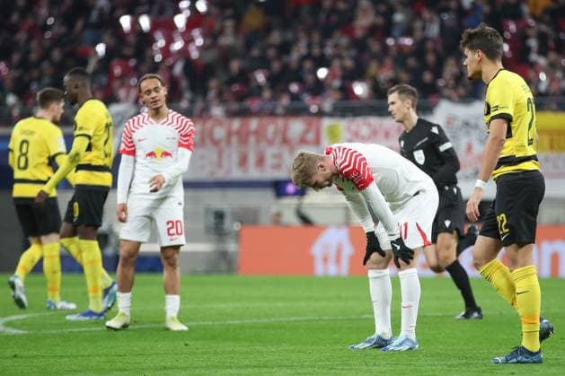 13.12.2023, xtgx, Fussball UEFA Champions League, RB Leipzig - Young Boys Bern emspor, v.l. Timo Werner (Leipzig, 11) enttaeuscht, enttäuscht, schaut enttaeuscht, niedergeschlagen, disappointed (DFL DFB REGULATIONS PROHIBIT ANY USE OF PHOTOGRAPHS as IMAGE SEQUENCES and or QUASI-VIDEO) Leipzig
