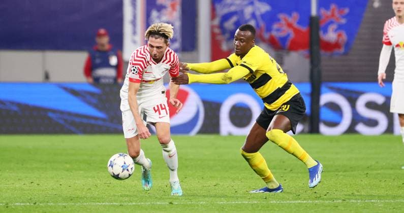 RB Leipzig - Young Boys Bern Champions League Leipzig, 13.12.2023, Red Bull Arena, Fussball , UEFA Champions League, Gruppe G , 6. Spieltag, RB Leipzig vs. Young Boys Bern , Im Bild von links: Kevin Kampl (44, RB Leipzig), Cheikh Niasse ( 20, Bern). , Foto nur zur redaktionellen Nutzung bestimmt! . , UEFA regulations prohibit any use of photographs as image sequences and or quasi-video ,