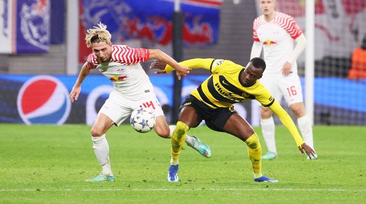 RB Leipzig - Young Boys Bern Champions League Leipzig, 13.12.2023, Red Bull Arena, Fussball , UEFA Champions League, Gruppe G , 6. Spieltag, RB Leipzig vs. Young Boys Bern , Im Bild von links: Kevin Kampl (44, RB Leipzig), Cheikh Niasse ( 20, Bern). , Foto nur zur redaktionellen Nutzung bestimmt! . , UEFA regulations prohibit any use of photographs as image sequences and or quasi-video ,
