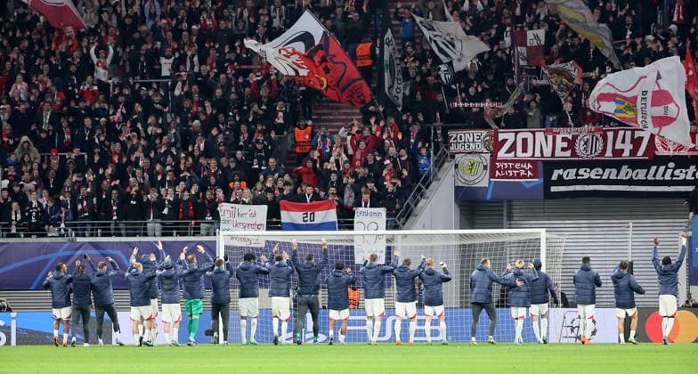 Sport Bilder des Tages RB Leipzig - Young Boys Bern Champions League Leipzig, 13.12.2023, Red Bull Arena, Champions League, Gruppe G, Spieltag 6 , RB LEIPZIG vs. YOUNG BOYS BERN 2:1 , Im Bild: RB Leipzig Mannschaft und Fans, Schlussjubel ,