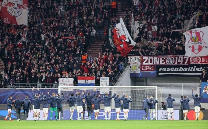 RB Leipzig - Young Boys Bern Champions League Leipzig, 13.12.2023, Red Bull Arena, Champions League, Gruppe G, Spieltag 6 , RB LEIPZIG vs. YOUNG BOYS BERN 2:1 , Im Bild: RB Leipzig Mannschaft und Fans, Schlussjubel ,