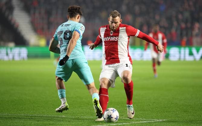 Barcelona s Hector Fort and Antwerp s Vincent Janssen fight for the ball during a game between Belgian soccer team Royal Antwerp FC and Spanish club FC Barcelona, Barca in Antwerp, on Wednesday 13 December 2023, day six of the Champions League group stage, in group H. VIRGINIExLEFOUR  x82273350x