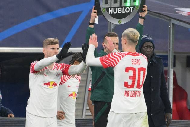 Timo Werner (RB Leipzig) li., wird fuer Benjamin Sesko (RB Leipzig) re., eingewechselt. RB Leipzig vs. BSC Young Boys, Fussball, Champions League, Vorrunde, 6. Spieltag, Saison 2023 2024, 13.12.2023 DFB DFL REGULATIONS PROHIBIT ANY USE OF PHOTOGRAPHS AS IMAGE SEQUENCES AND OR QUASI-VIDEO RB Leipzig vs. BSC Young Boys, Fussball, Champions League, Vorrunde, 6. Spieltag, Saison 2023 2024, 13.12.2023 Leipzig Copyright: xEibner-Pressefoto BertxHarzerx EP_BHR