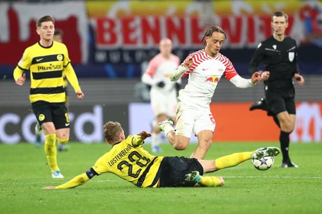 13.12.2023, xtgx, Fussball UEFA Champions League, RB Leipzig - Young Boys Bern emspor, v.l. Fabian Lustenberger (Bern, 28), Xavi Simons (Leipzig, 20) Zweikampf, Duell, Kampf, tackle (DFL DFB REGULATIONS PROHIBIT ANY USE OF PHOTOGRAPHS as IMAGE SEQUENCES and or QUASI-VIDEO) Leipzig