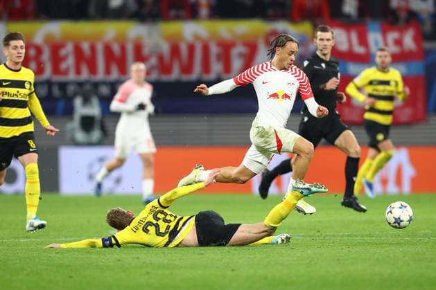 13.12.2023, xtgx, Fussball UEFA Champions League, RB Leipzig - Young Boys Bern emspor, v.l. Fabian Lustenberger (Bern, 28), Xavi Simons (Leipzig, 20) Zweikampf, Duell, Kampf, tackle (DFL DFB REGULATIONS PROHIBIT ANY USE OF PHOTOGRAPHS as IMAGE SEQUENCES and or QUASI-VIDEO) Leipzig