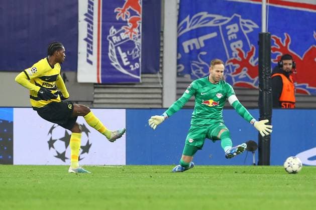 13.12.2023, xtgx, Fussball UEFA Champions League, RB Leipzig - Young Boys Bern emspor, v.l. Joel Monteiro (Bern, 77), Peter Gulasci (Leipzig, 1) schiesst den Ball aufs Tor, Torschuss, Schuss (DFL DFB REGULATIONS PROHIBIT ANY USE OF PHOTOGRAPHS as IMAGE SEQUENCES and or QUASI-VIDEO) Leipzig