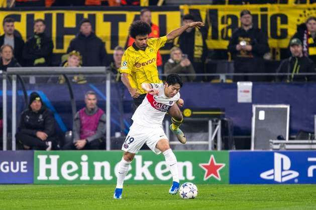 Fußball: Champions League. 6. Spieltag: Borussia Dortmund - Paris St. Germain am 13.12.2023 im Signal-Iduna-Park: Dortmunds Karim Adeyemi (l.) und PSGs Kang-in Lee kämpfen um den Ball. WICHTIGER HINWEIS: Gemäß den Vorgaben der UEFA ist es untersagt, in dem Stadion und oder vom Spiel angefertigte Fotoaufnahmen in Form von Sequenzbildern und oder videoähnlichen Fotostrecken zu verwerten bzw. verwerten zu lassen. Copyright: xKirchner DavidxInderliedx