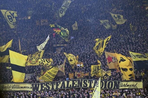 13.12.2023, xsltx, Fussball UEFA Champions League, Borussia Dortmund - Paris St.Germain PSG emspor, v.l. Fans BVB Borussia Dortmund, Stimmung, Schals, Ultras, Zuschauer, Trikots, Besucher (DFL DFB REGULATIONS PROHIBIT ANY USE OF PHOTOGRAPHS as IMAGE SEQUENCES and or QUASI-VIDEO) Dortmund