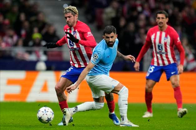 Rodrigo De PaulÊof Atletico de MadridÊand Elseid Hysaj of SS Lazio during Atletico de Madrid vs Lazio Champions League match on December 13, 2023 at Civitas Metropolitano Stadium in Madrid, Spain. Photo: Senis Cebolla ALFAQUI Madrid Civitas Metropolitano Stadium Spain Copyright: xSenisxCebollax xALFAQUIx