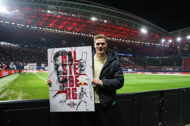 Sport Themen der Woche KW50 Sport Bilder des Tages Marcel Halstenberg (Hannover 96) wird vor dem Spiel verabschiedet - Champions League Saison 2023-2024 Gruppe G RB Leipzig vs. BSC Young Boys Bern in der Red Bull Arena in Leipzig - Fussball,Deutschland,Mann,Männer,13.12.2023 *** Marcel Halstenberg Hannover 96 is seen off before the match Champions League season 2023 2024 Group G RB Leipzig vs BSC Young Boys Bern at the Red Bull Arena in Leipzig Football,Germany,men,men,13 12 2023