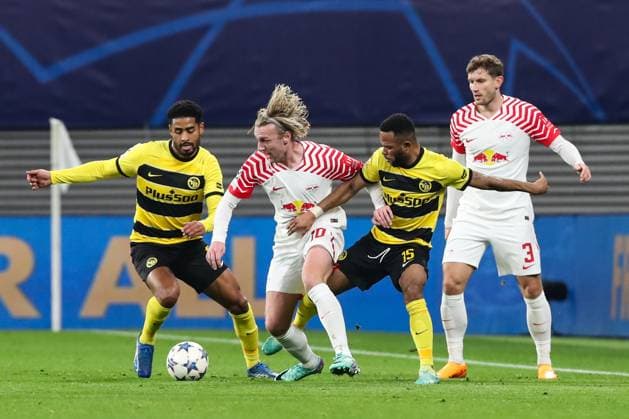 Emil Forsberg (RB Leipzig,10) gegen Meschack Elia (r.,BSC Young Boys Bern,15) und Saidy Janko (BSC Young Boys Bern,17) - Champions League Saison 2023-2024 Gruppe G RB Leipzig vs. BSC Young Boys Bern in der Red Bull Arena in Leipzig - Aktion,Fussball,Deutschland,Mann,Männer,13.12.2023