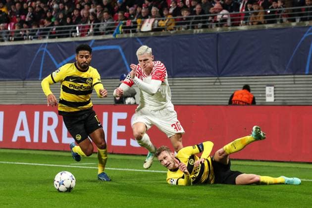 Benjamin Sesko (RB Leipzig,30) gegen Saidy Janko (BSC Young Boys Bern,17) und Fabian Lustenberger (BSC Young Boys Bern,28) - Champions League Saison 2023-2024 Gruppe G RB Leipzig vs. BSC Young Boys Bern in der Red Bull Arena in Leipzig - Aktion,Fussball,Deutschland,Mann,Männer,13.12.2023