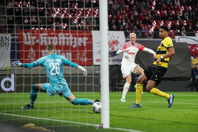 Torschütze Benjamin Sesko (RB Leipzig,30) trifft zum 1-0, das Tor wird nach Überprüfung nicht gegeben - Champions League Saison 2023-2024 Gruppe G RB Leipzig vs. BSC Young Boys Bern in der Red Bull Arena in Leipzig - Aktion,Fussball,Deutschland,Mann,Männer,13.12.2023