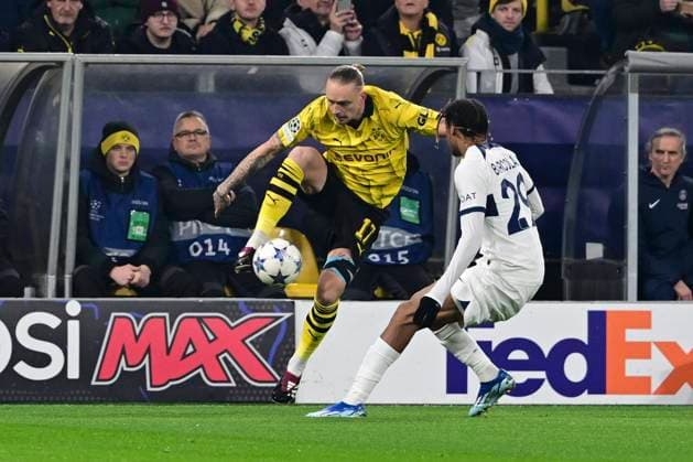Marius Wolf 17 (Borussia Dortmund) im Zweikampf, Aktion, mit Bradley Barcola 29 (Paris Saint-Germain), Borussia Dortmund vs. Paris Saint-Germain, Fussball, Champions League, Gruppenphase, 13.12.2023 Dortmund Nordrhein-Westfalen Deutschland