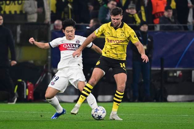 Kang-in Lee 19 (Paris Saint-Germain) im Zweikampf, Aktion, mit Niclas Fuellkrug 14 (Borussia Dortmund), Borussia Dortmund vs. Paris Saint-Germain, Fussball, Champions League, Gruppenphase, 13.12.2023 Dortmund Nordrhein-Westfalen Deutschland