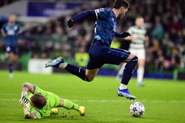 GLASGOW - (l-r) Celtic goalkeeper Joe Hart, Santiago Gimenez of Feyenoord during the UEFA Champions League Group E match between Celtic FC and Feyenoord at Celtic Park on December 13, 2023 in Glasgow, Scotland. ANP OLAF KRAAK Group E - UEFA Champions League 2023 2024 xVIxANPxSportx xxANPxIVx 486218966 originalFilename: 486218966.jpg