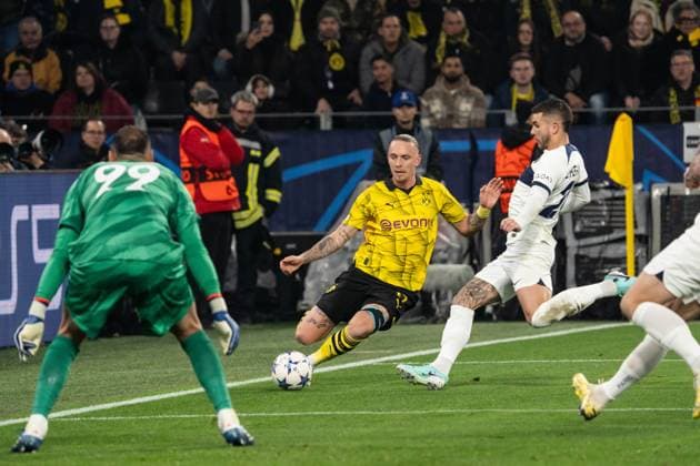 GER, Champions League, Borussia Dortmund vs Paris Saint-Germain 13.12.2023, Signal Iduna Park, Dortmund, GER, Champions League, Borussia Dortmund vs Paris Saint-Germain Im Bild: Zweikampf zwischen Marius Wolf (BV Borussia Dortmund, 17) und Lucas Hernandez