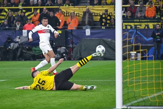 Bilder des Jahres 2023, Sport 12 Dezember Sport Themen der Woche KW50 13.12.2023, Fussball, UCL, UEFA Champions League, Gruppenphase, 6. Spieltag, Saison 2023 2024, Borussia Dortmund - Paris St. Germain, Niklas Süle (Borussia Dortmund) klärt in letzter Sekunde gegen Kylian MbappÃ (Paris St. Germain) xRHR-FOTO TKx *** 13 12 2023, Soccer, UCL, UEFA Champions League, Group stage, Matchday 6, Season 2023 2024, Borussia Dortmund Paris St Germain, Niklas Süle Borussia Dortmund clears in the last second against Kylian MbappÃ Paris St Germain xRHR PHOTO TKx Copyright: TeresaxKroeger RHR-FOTOx RHR-FOTO TK