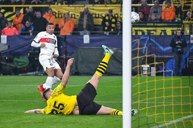 13.12.2023, Fussball, UCL, UEFA Champions League, Gruppenphase, 6. Spieltag, Saison 2023 2024, Borussia Dortmund - Paris St. Germain, Niklas Süle (Borussia Dortmund) klärt in letzter Sekunde gegen Kylian MbappÃ (Paris St. Germain) xRHR-FOTO TKx Copyright: TeresaxKroeger RHR-FOTOx RHR-FOTO TK