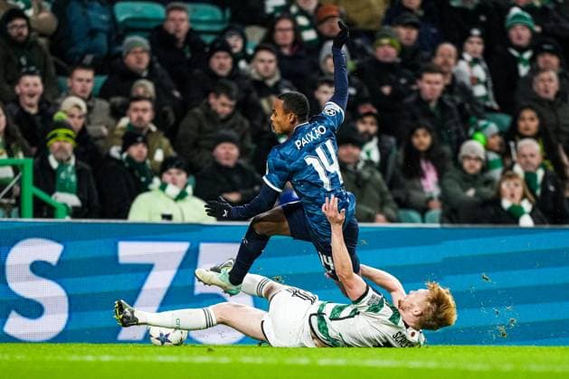 UEFA Champions League: Celtic v Feyenoord Glasgow - Igor Paixao of Feyenoord, Liam Scales of Celtic during the 6th leg of the UEFA Champions League group stage between Celtic v Feyenoord at Celtic Park on 13 December 2023 in Glasgow, Scotland. Copyright: xTomxBodex