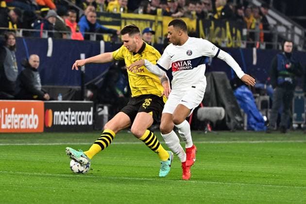 13.12.2023, xsltx, Fussball UEFA Champions League, Borussia Dortmund - Paris St.Germain PSG emspor, v.l. Niklas Suele (Borussia Dortmund) Kylian Mbappe (FC Paris Saint-Germain) Zweikampf, Aktion, action, battle for the ball (DFL DFB REGULATIONS PROHIBIT ANY USE OF PHOTOGRAPHS as IMAGE SEQUENCES and or QUASI-VIDEO) Dortmund