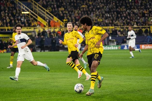 GER, Champions League, Borussia Dortmund vs Paris Saint-Germain 13.12.2023, Signal Iduna Park, Dortmund, GER, Champions League, Borussia Dortmund vs Paris Saint-Germain Im Bild: Karim Adeyemi (BV Borussia Dortmund, 27) Einzelaktion; Ganzkörper Ganzkoerper ; Ball am Fuss;