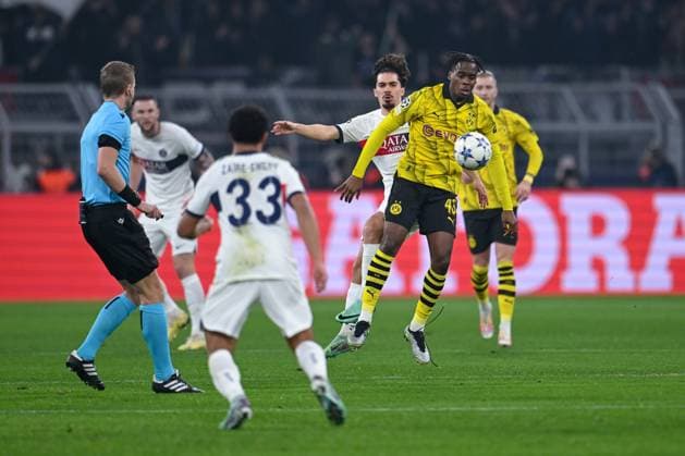 13.12.2023, Fussball, UCL, UEFA Champions League, Gruppenphase, 6. Spieltag, Saison 2023 2024, Borussia Dortmund - Paris St. Germain, Vitinha (Paris St. Germain), Jamie Bynoe Gittens (Borussia Dortmund) xRHR-FOTO TKx Copyright: TeresaxKroeger RHR-FOTOx RHR-FOTO TK