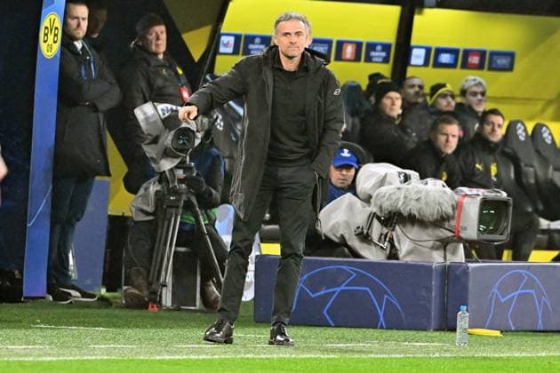 13.12.2023, xsltx, Fussball UEFA Champions League, Borussia Dortmund - Paris St.Germain PSG emspor, v.l. Trainer Coach Luis Enrique (FC Paris Saint-Germain) gestikuliert gibt Anweisungen mit den Armen gestikulieren gives instructions, gesticulate. (DFL DFB REGULATIONS PROHIBIT ANY USE OF PHOTOGRAPHS as IMAGE SEQUENCES and or QUASI-VIDEO) Dortmund