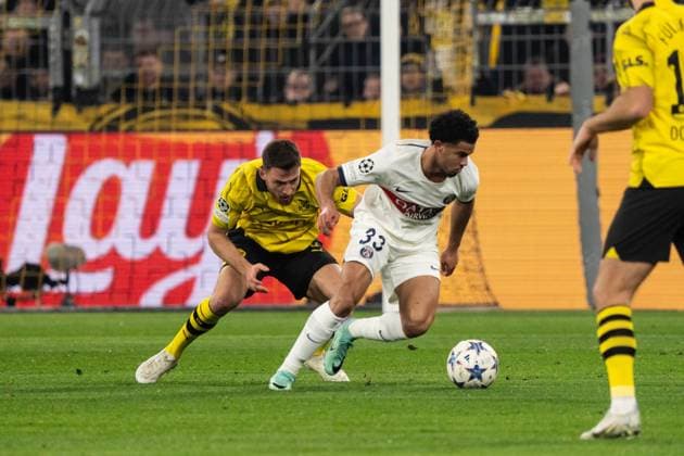 GER, Champions League, Borussia Dortmund vs Paris Saint-Germain 13.12.2023, Signal Iduna Park, Dortmund, GER, Champions League, Borussia Dortmund vs Paris Saint-Germain Im Bild: Zweikampf zwischen Salih Özcan (BV Borussia Dortmund, 6) und Warren Zaire-Emery (Paris Saint-Germain, 33)