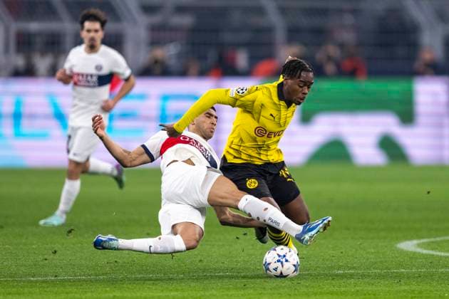 Fußball: Champions League. 6. Spieltag: Borussia Dortmund - Paris St. Germain am 13.12.2023 im Signal-Iduna-Park: PSGs Achraf Hakimi (l.) und Dortmunds Jamie Bynoe-Gittens kämpfen um den Ball. WICHTIGER HINWEIS: Gemäß den Vorgaben der UEFA ist es untersagt, in dem Stadion und oder vom Spiel angefertigte Fotoaufnahmen in Form von Sequenzbildern und oder videoähnlichen Fotostrecken zu verwerten bzw. verwerten zu lassen. Copyright: xKirchner DavidxInderliedx